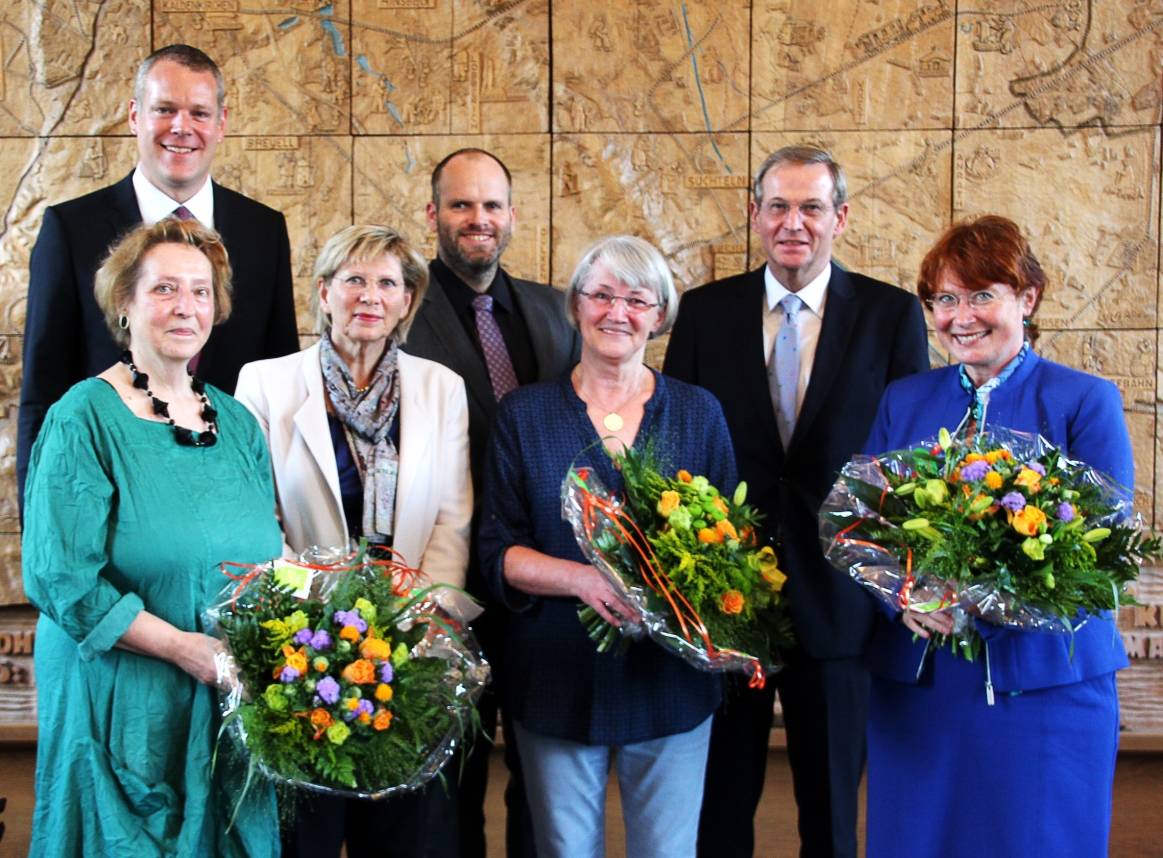 Blumen für die Bürgerpreisträger (vorne von links): Brigitte Minten-Rathner (Kategorie Alltagshelden), Sparkassen-Vorstandsvorsitzende Dr. Birgit Roos, Waltraud Reimelt (Kategorie Lebenswerk), Elke Sengteller, die den Preis für "ars musica" entgegen nimmt in der Kategorie Alltagshelden. Hinten von links die Laudatoren Dr. Andreas Coenen und Welle-Niederrhein-Chefredakteur Markus Wöhrl sowie Peter Ottmann.