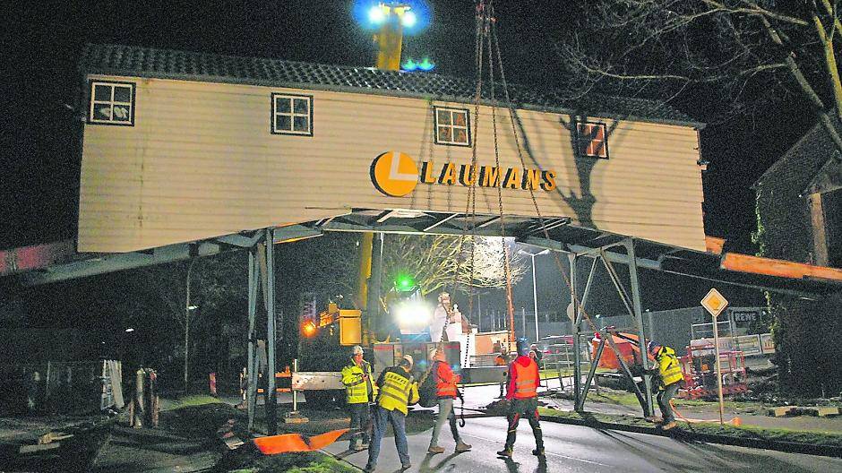  Die 11,3 Tonnen schwere Brücke schwebt über die Straße. 