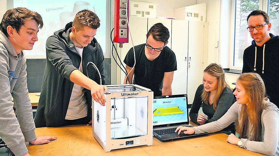  Lehrer Jan Melzer (rechts) mit Schülern der Stufe 13 im ZDI-Technikraum am neuen 3D-Drucker. 
