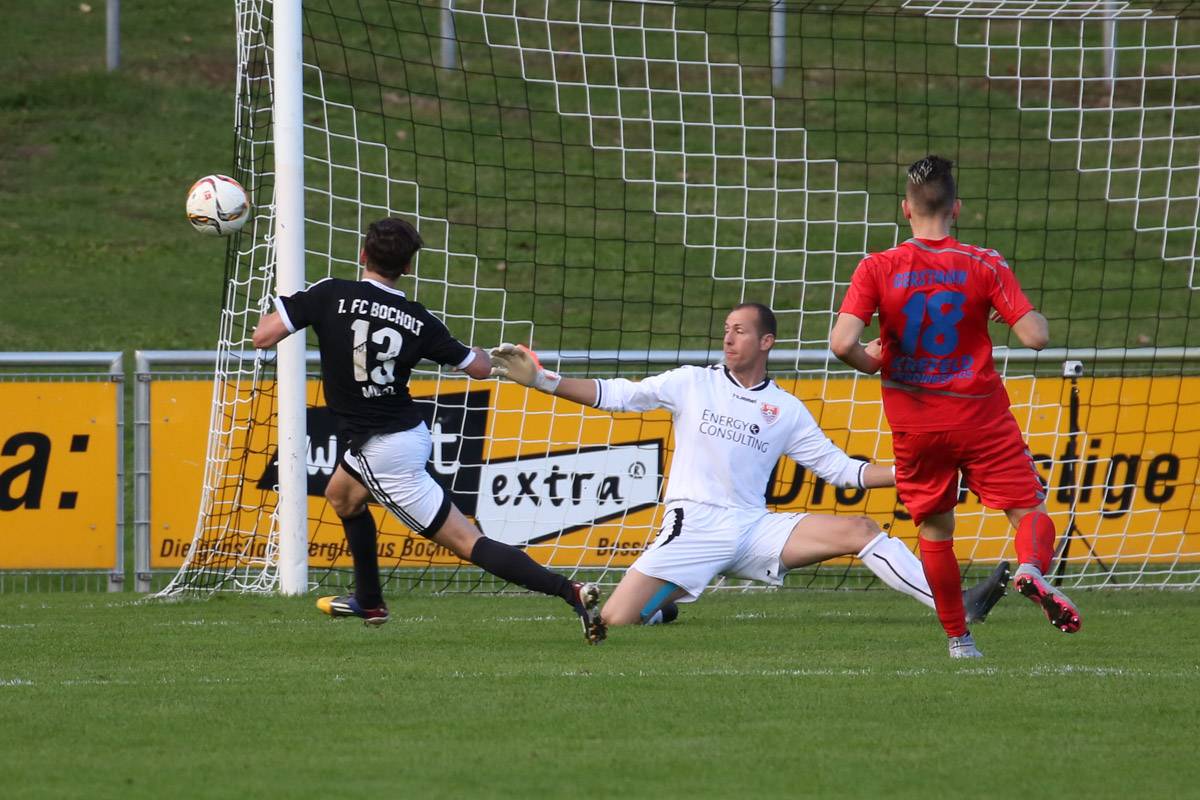  Daniel Schwabke rettet hier in letzter Sekunde. Er wird auch heute im Tor der Blau-Roten stehen. 