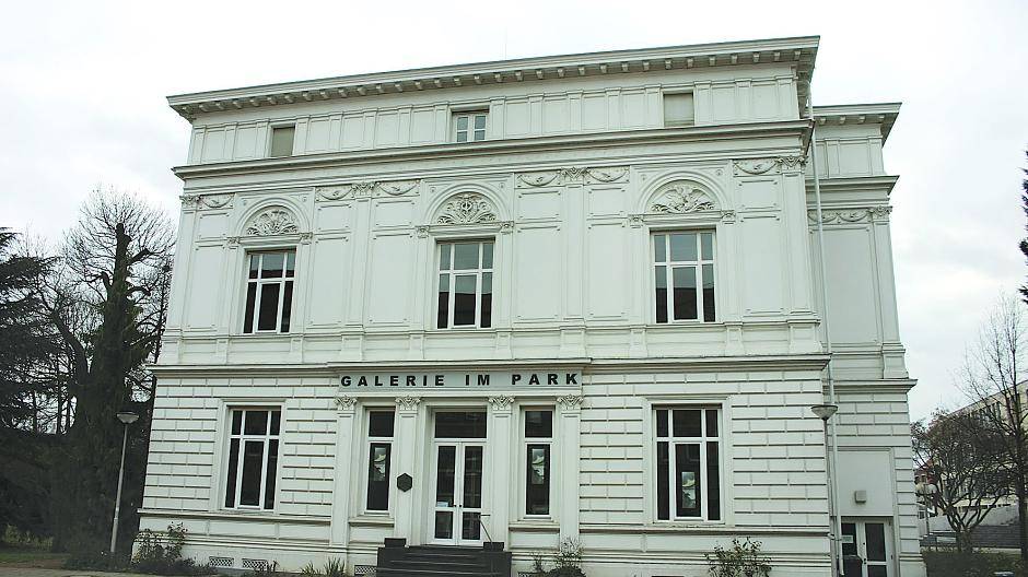  In der Städtischen Galerie im Park Viersen steht der Schuh im Mittelpunkt. 