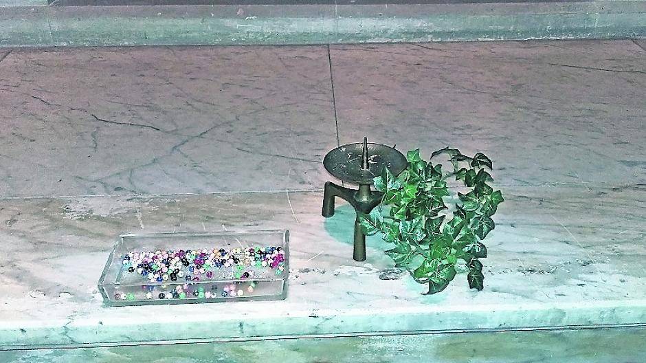 Neben der Osterkerze ist auch ein Gesangsbuch zerstört worden.