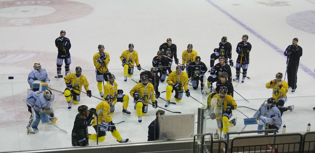 Aufmerksam lauschen die Spieler der Krefeld Pinguinen den Anweisungen ihres neues Cheftrainers Franz-David Fritzmeier. Am Freitag folgt nun die erste Partie unter der Regie des 35-Jährigen.