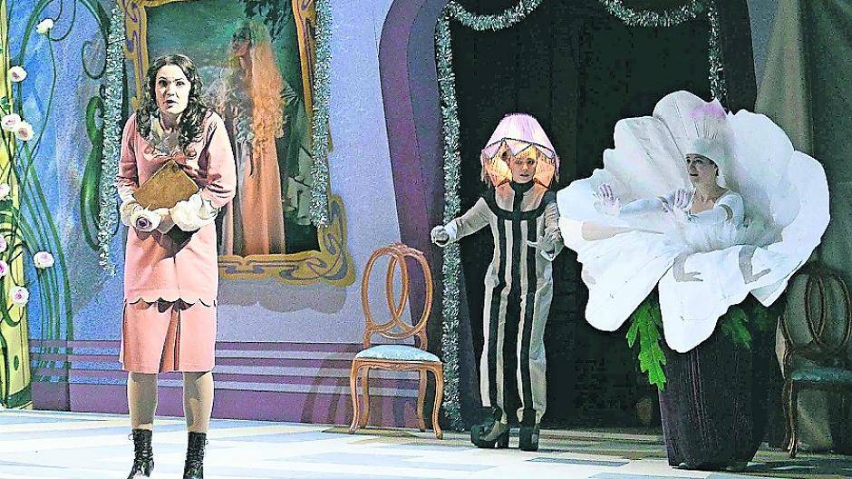  Merkwürdige Gestalten: Mit viel Fantasie haben die Kostüm- und Bühnenbildner des Stadttheaters das musikalische Märchenspiel ausgestattet. 