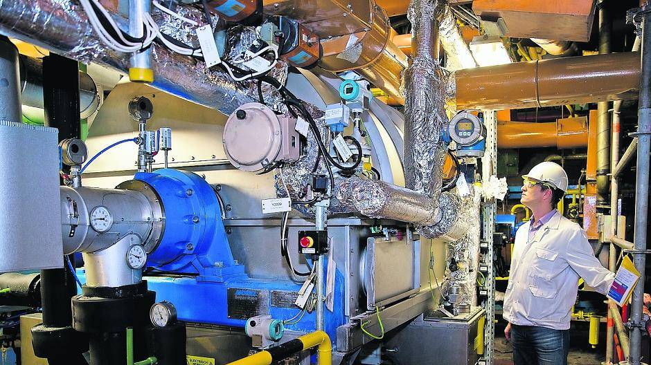 In der Anlage wird umweltschonendes Kältemittel eingesetzt und wandelt das flüssige in ein trockenes Produkt um. (rechts: Dr. Mathias Buchmann, 2. Betriebsleiter VMU-Betrieb).