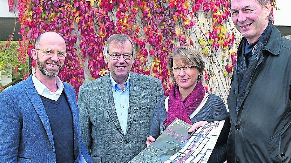  Laden herzlich zum deutsch-japanischen Chorprojekt ein: (v.l.) Krefelds Marketingleiter Uli Cloos, der Sprecher des Schönhausen-Chores Norbert Herting, die stellv. Chorvorsitzende Hildegard Rother-Hauser und Münsterkantor Joachim Neugart. 