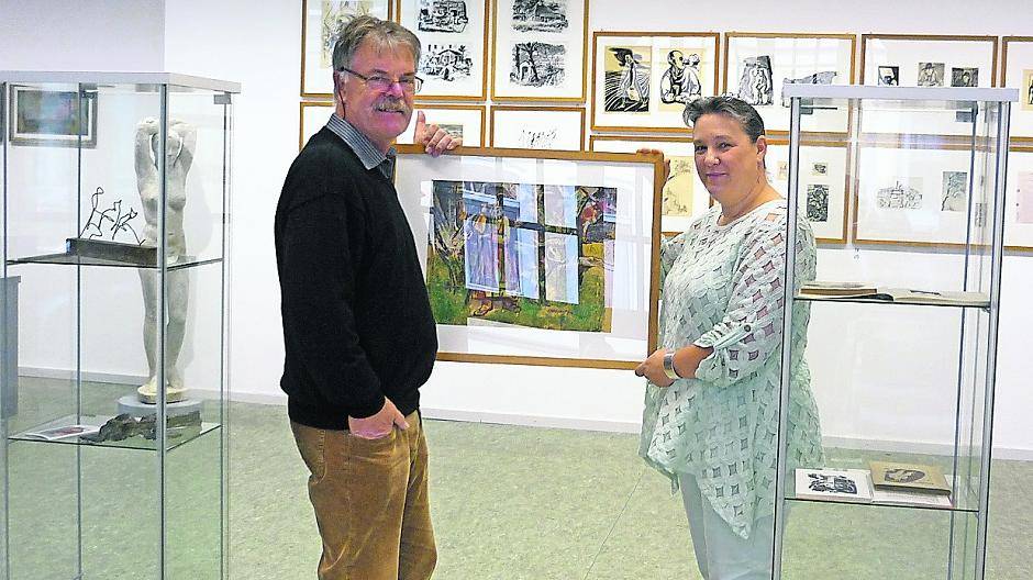  Einrichtung: Betina Hahn und Georg Opdenberg haben viele Einzelstücke aus Privatsammlungen und Familienbesitztümern zusammengetragen. Ihre Ausstellung ergibt ein Panoptikum, das einen Blick in die Krefelder Kunstszene der unmittelbaren Nachkriegszeit erlaubt. 