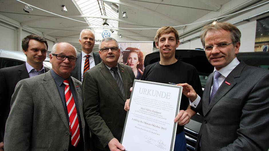  Bei der Urkundenübergabe (v.l.) Ausbilder René Kronen, Kammer-Vizepräsident Karlheinz Reidenbach, Markus Tölke, Kreishandwerksmeister Rolf Meurer, Niklas Knäpper und Kammerpräsident Andreas Ehler. 