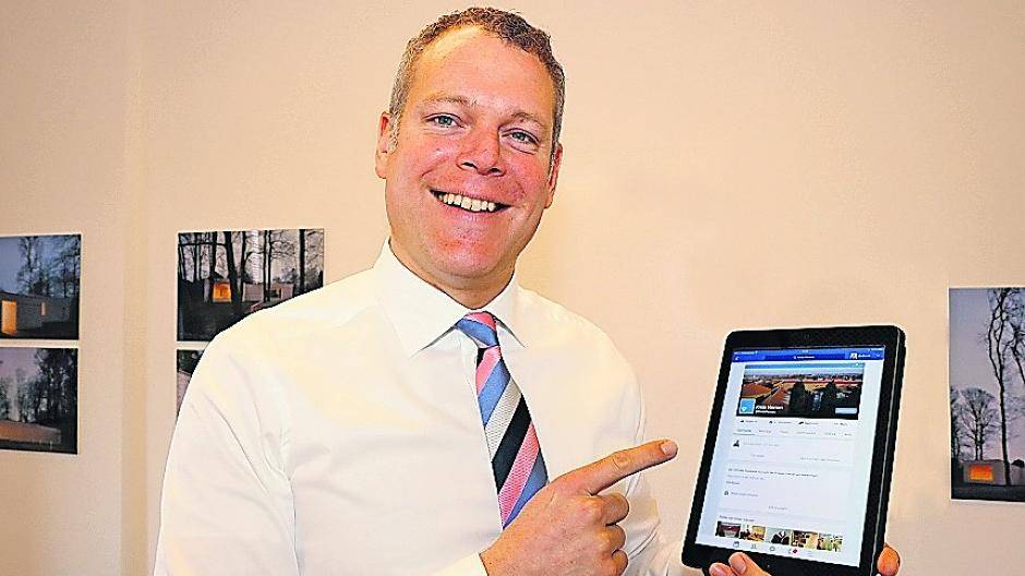  Landrat Dr. Andreas Coenen zeigt, wie schnell und einfach der Kreis Viersen ab sofort bei Facebook zu erreichen ist. 