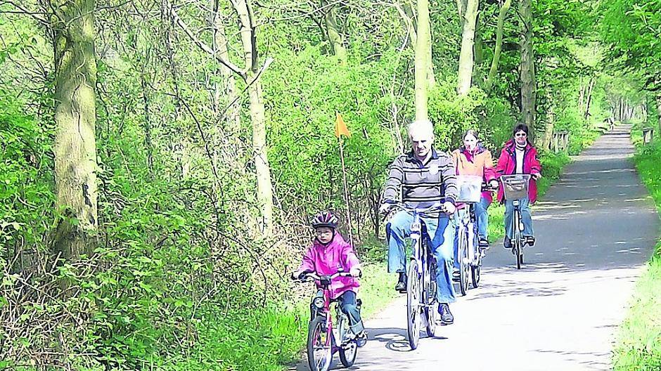 Eine Familie bei einem gemeinsamen Ausflug. 20 Prozent aller Wege werden im Kreis Viersen mit dem Fahrrad zurückgelegt. Das ist eines der Ergebnisse aus der Mobilitätsbefragung des Kreises Viersen und der Stadt Kempen.