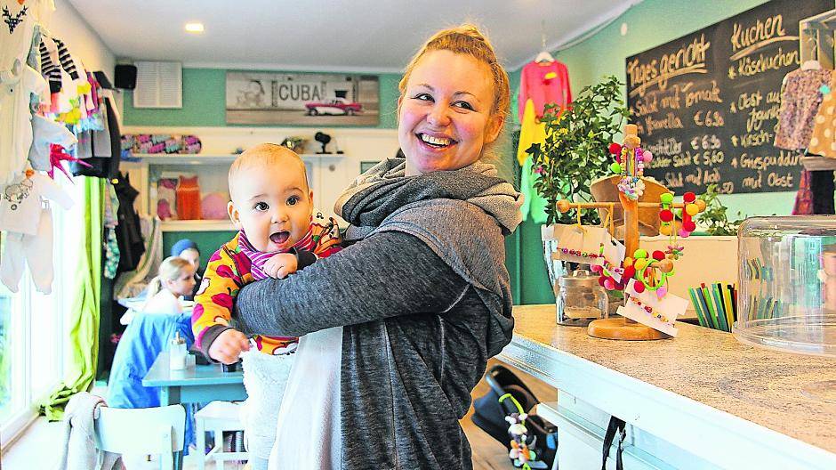 Femke Krügel hilft ihrem Mann im Spatzenstübchen, wo sie kann. Oft ist auch Töchterchen Polli dabei. Fotos: Gina Dollen