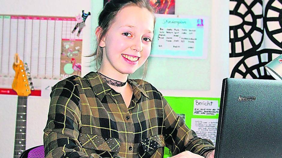 Eva Pritschmann an ihrem persönlichen „Tatort“, ihrem Schreibtisch.