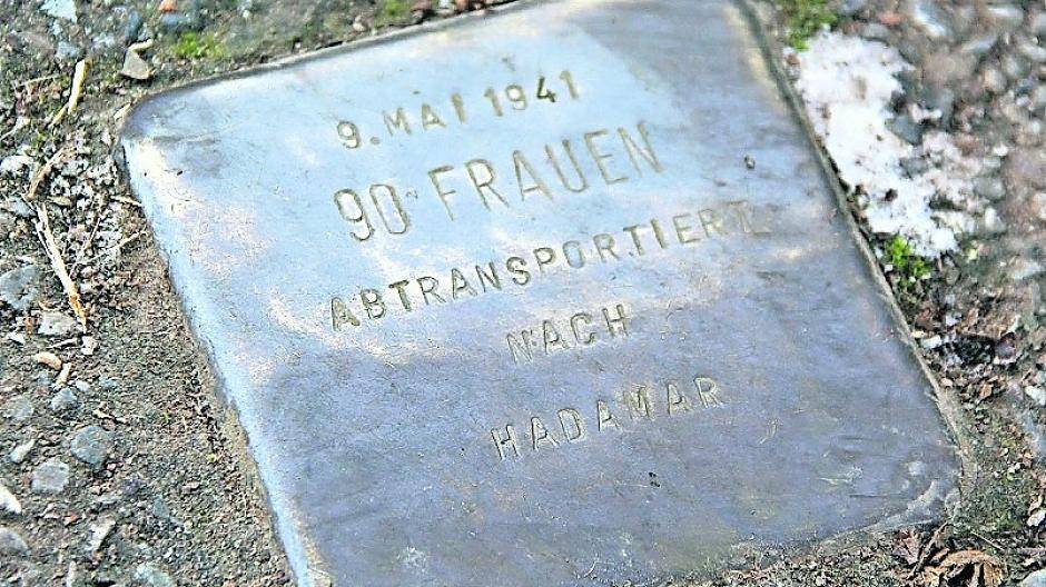 Stolpersteine im Gelände der LVR-Klinik Viersen erinnern an die Opfer des Nationalsozialismus.