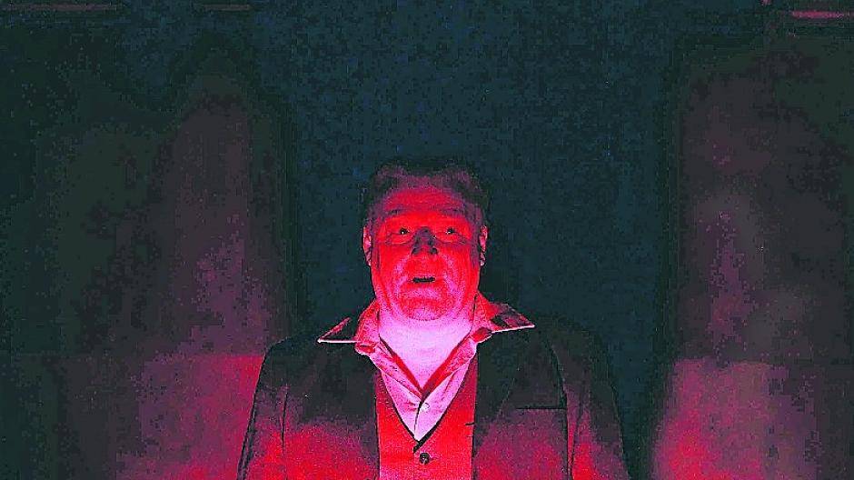  In rotes Licht getaucht: Michael Grosse verbindet die Dichtungen Heinrich Heines mit der Aura der Bühne. 