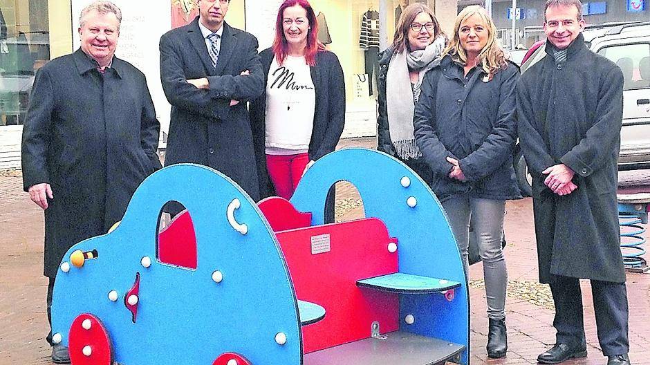  Die Kinder sollen ihre Freude haben: Baugesellschaft und Stadt Nettetal installierten in der Kaldenkirchener Fußgängerzone ein neues Spielgerät (von rechts): Sven Karth und Susanne Fritzsche (Baugesellschaft Nettetal), Heike Meinert (Stadt Nettetal/NetteBetrieb), Claudia Willers (Kaldenkirchen Aktiv), Ingo Heymann (Ortsvorsteher Kaldenkirchen) und Heinz-Willi Schmitz (Bürgerverein Kaldenkirchen). 