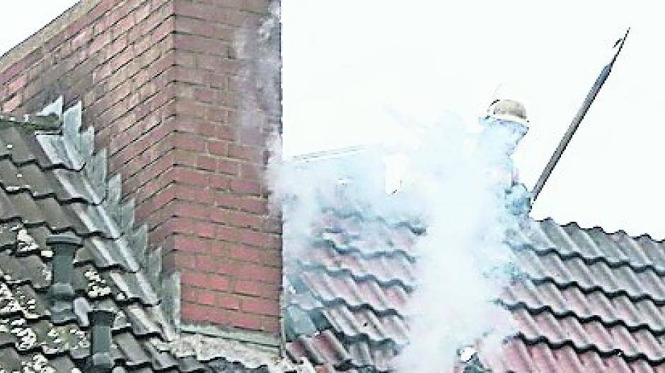  Die Feuerwehrleute gehen gegen Glutnester im Dach vor. 