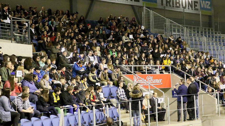 Entspannung: Nach den Info-Veranstaltungen sahen sich die Schüler das Spiel der Pinguine gegen die Hamburg Freezers an.