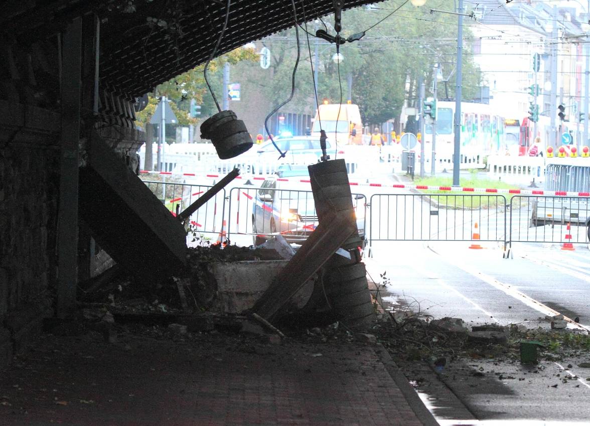 Zugunglück in Krefeld / Brückendecke zum Teil eingestürzt