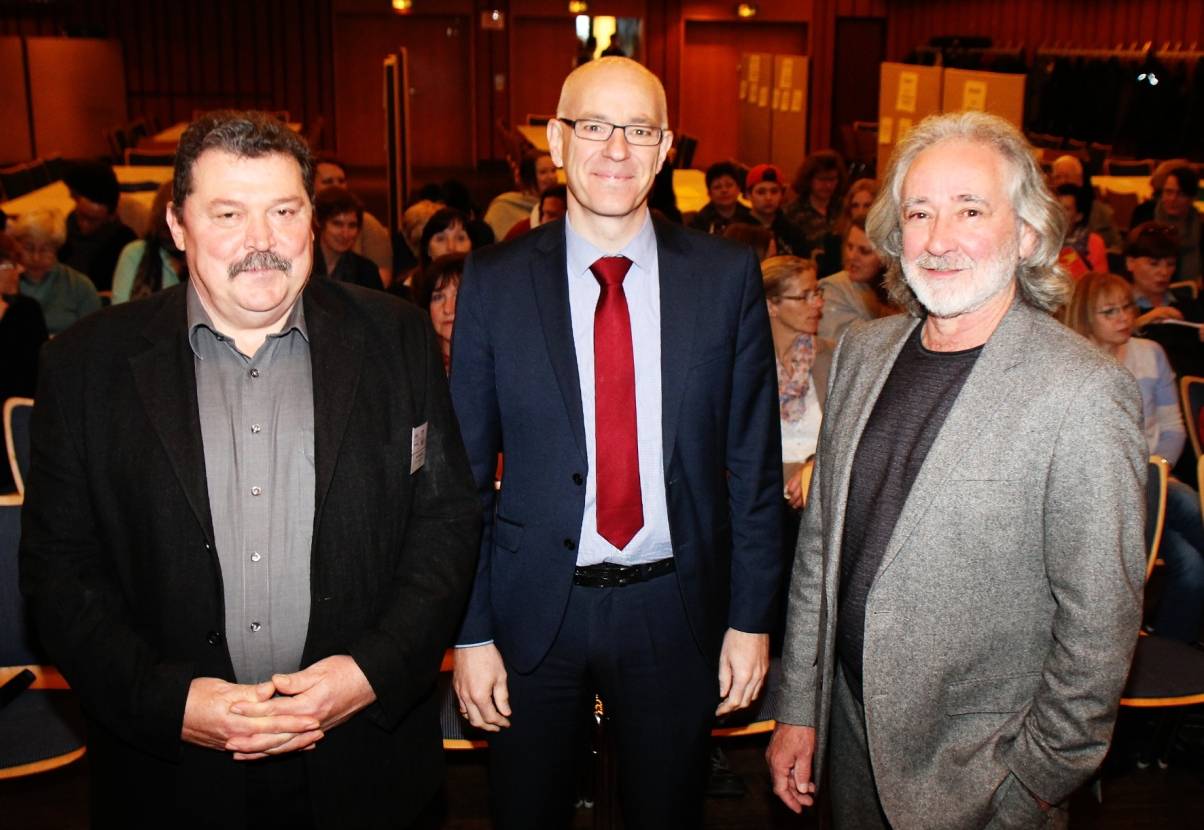  Die Teilhabe von Menschen mit Demenz am Alltag stand im Mittelpunkt der Fachtagung mit Kreis-Sozialdezernent Ingo Schabrich (Mitte), Hans Westpfahl vom Demenz-Servicezentrum NRW (l.) sowie Erich Schützendorf, Experte für Fragen des Älterwerdens.  