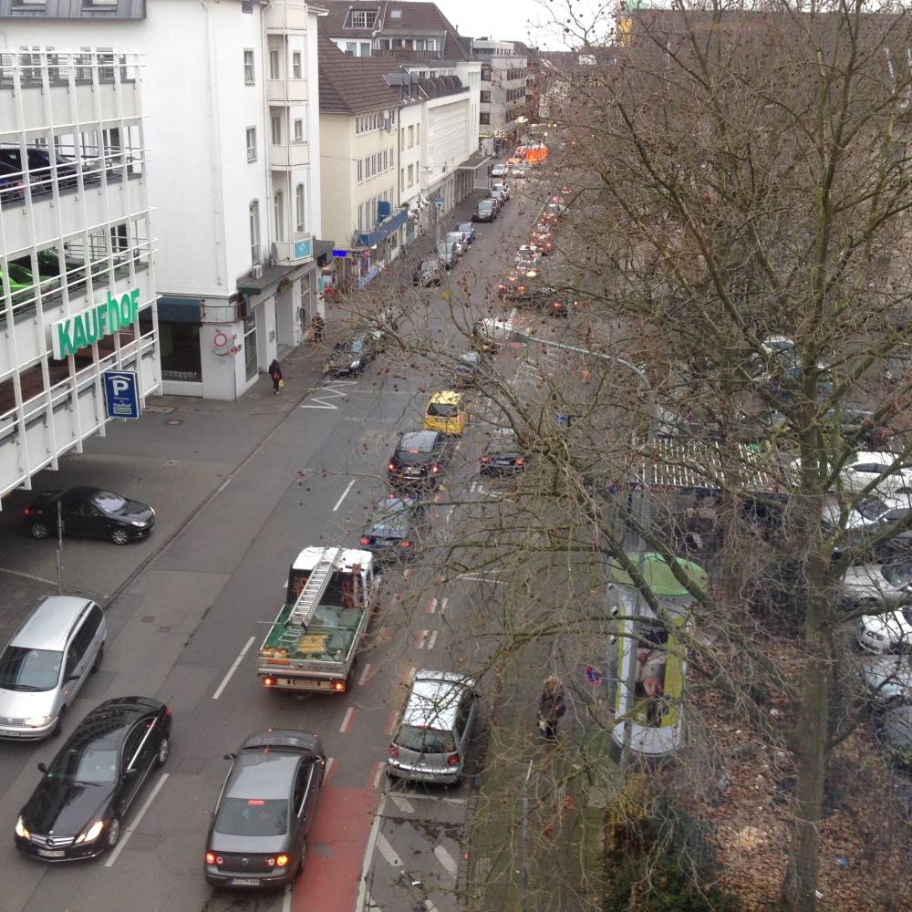  Wer hier steht, sollte sich auf längere Wartezeit einstellen: Rückstau auf der Dreikönigenstraße in Richtung Ostwall. 