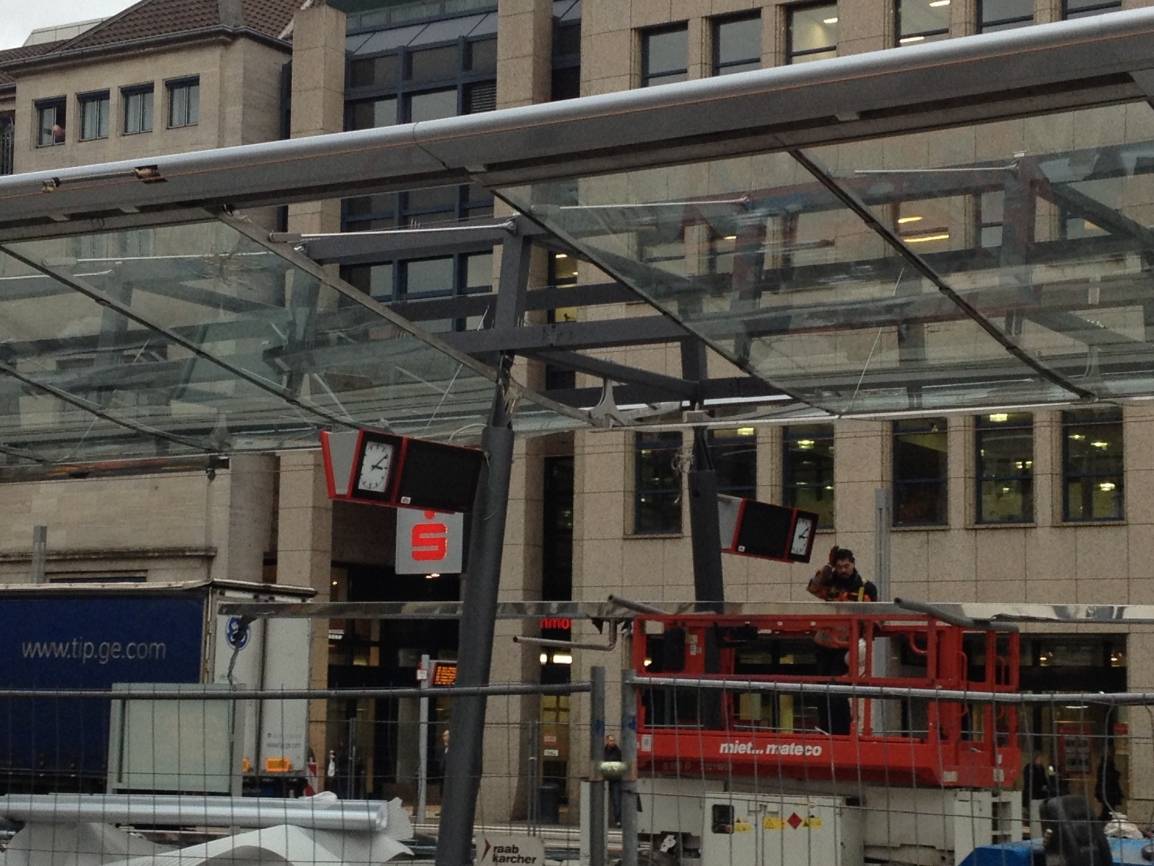 Glasdach: Ein Element fehlt noch - Wettlauf mit der Zeit