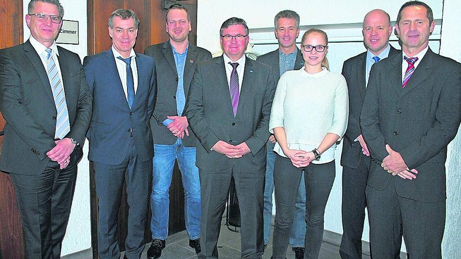 Wollen das Glasfasernetz nutzen (von links) : Stephan Giese (Deutsche Glasfaser), Frank Gellen (Bürgermeister Brüggen), Sascha Achten (Gemeinde Brüggen), Kalle Wassong (Bürgermeister Niederkrüchten), Frank Kriegers (Gemeinde Niederkrüchten), Clarissa Engels (Deutsche Glasfaser), Bernd Gather (Gemeinde Schwalmtal) und Michael Pesch (Bürgermeister Schwalmtal).