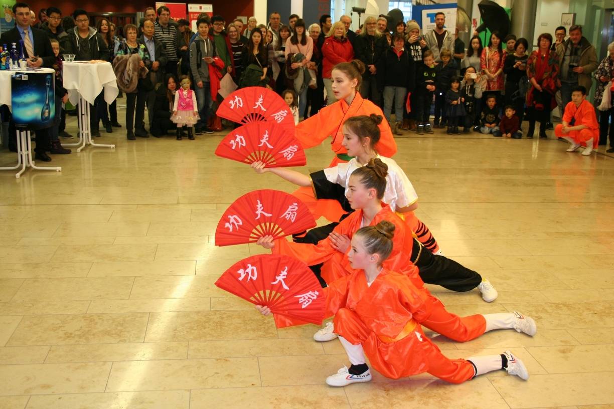  Das wird ein sehenswerter, farbenfroher Feiertag in der Mercatorhalle! 