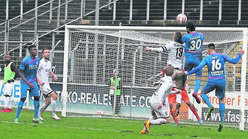 In der zweiten Halbzeit sahen die 1240 Zuschauer ein Spiel auf nur ein Tor. Doch weder Silvio Pagano (r.) noch „Mo“ Idrissou wollte der Siegtreffer gelingen.