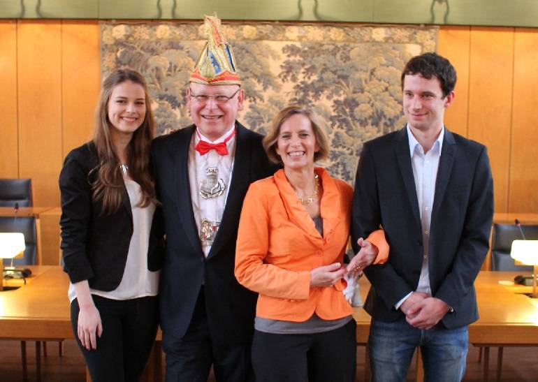 Das neue Prinzenpaar Rainer I. und Angelika I. mit Pagin Simone und Page Christoph.