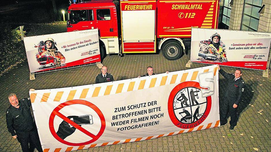  Der stellvertretende Wehrleiter Jochen Trumm, der Waldnieler Löschzugführer Toni Pascher, sein Amerner Kollege Guido Cüsters und Wehrleiter Dirk Neikes (von links) präsentieren die neuen Plakate und Banner. 