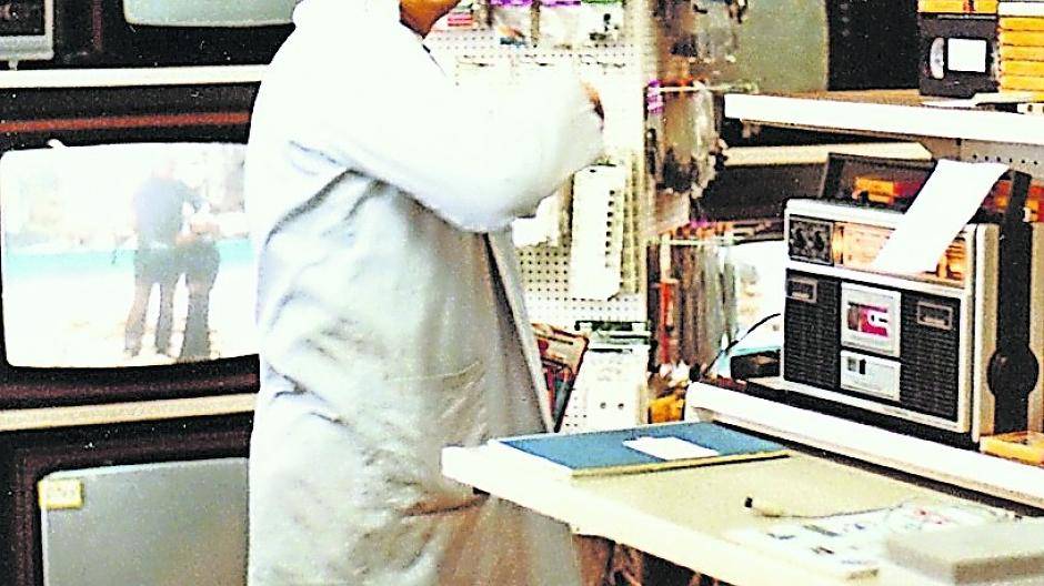 Siegfried Nootz sen. in seiner Werkstatt: Gut möglich, dass sich viele Bürger am Fenster seines Ladenlokals die Nase platt gedrückt haben. Fotos (Repro): Joachim Burghardt