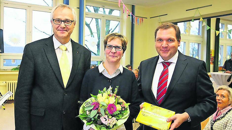 Oberbürgermeister Frank Meyer (rechts) und Schuldezernent Gregor Micus begrüßen die neue Schulleiterin der Heinrichsschule Kirsten Wirtz.