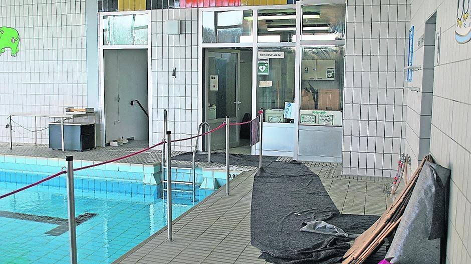  Das Elmpter Hallenbad nach dem Brand: Mindestens bis 5. März bleibt es geschlossen.  