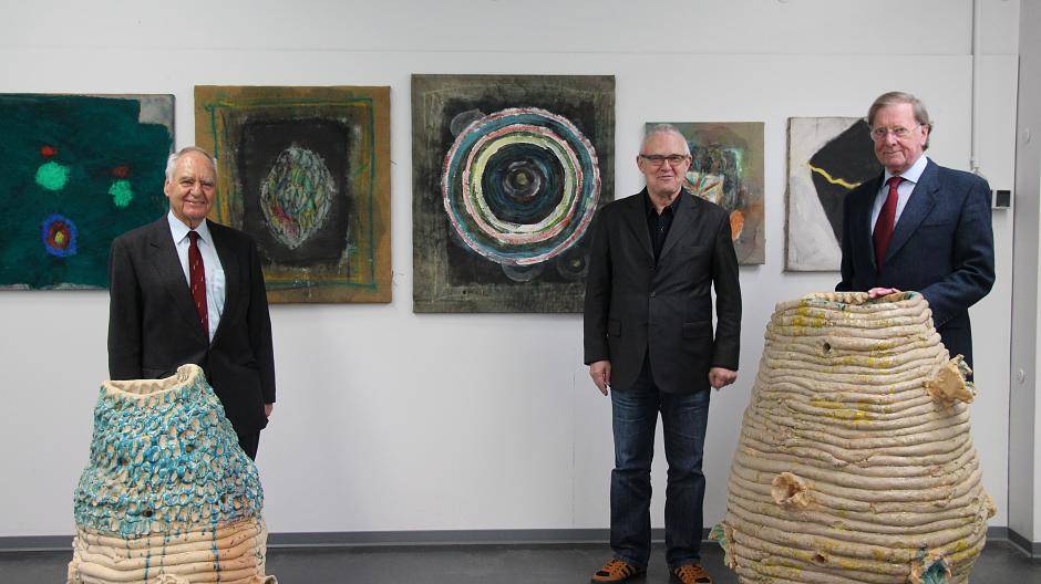 Schwelgen in den gestifteten Kunstwerken: (v.l.) Ulrich Ebers, Vorsitzender der Heinz-und-Marianne-Ebers-Stiftung, Museumsdirektor Dr. Martin Hentschel und Klaus Böhlhoff, Schatzmeister der Stiftung.