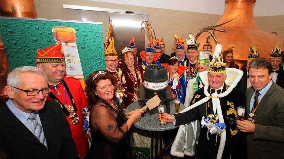 Heribert II. und Christina I. und Frank Tichelkamp (r., Verkaufsleiter Königshof) im Kreis der Tollitäten.