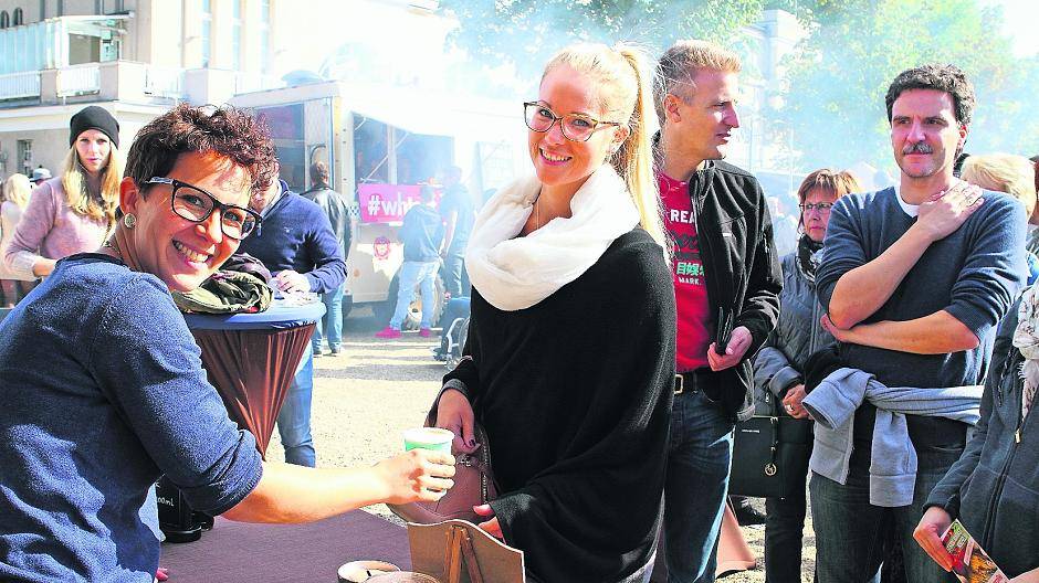 Die Premiere des Street Food Market Krefeld war ein voller Erfolg: Nun wird das besondere Event am Wochenende vor Weihnachten wiederholt. Foto. Samla