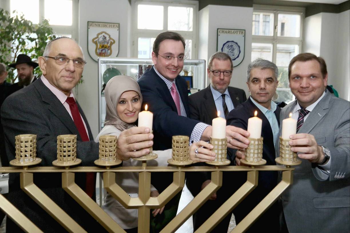 Juden, Moslems und Christen feiern Chanukka