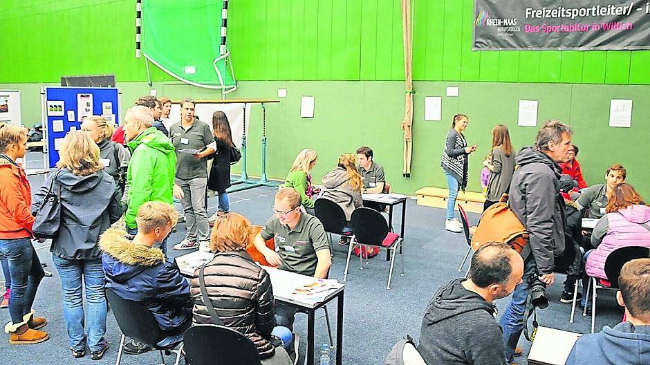  Lehrkräfte des Rhein-Maas-Berufskollegs informieren Interessierte über den Bildungsgang Freizeitsportler/in während des Tags der offenen Tür 2016. 