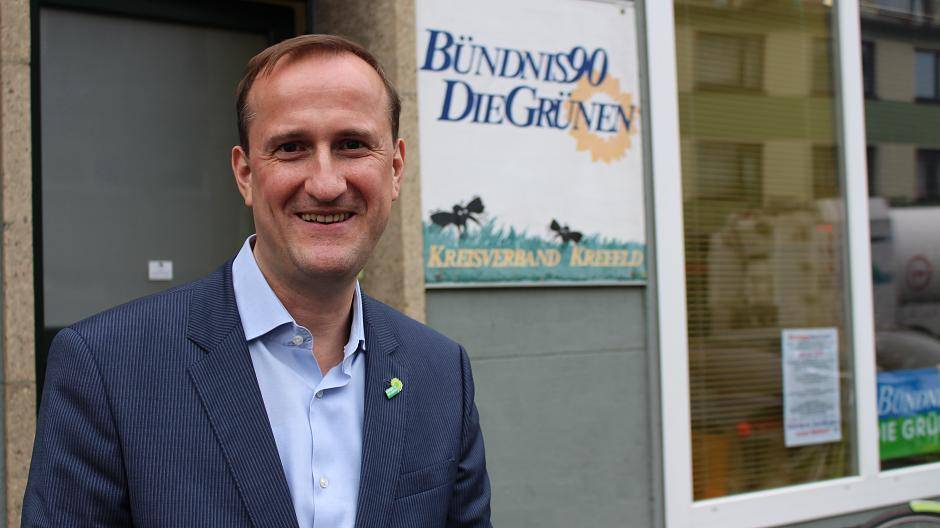 Thorsten Hansen vor dem Parteibüro der Grünen.