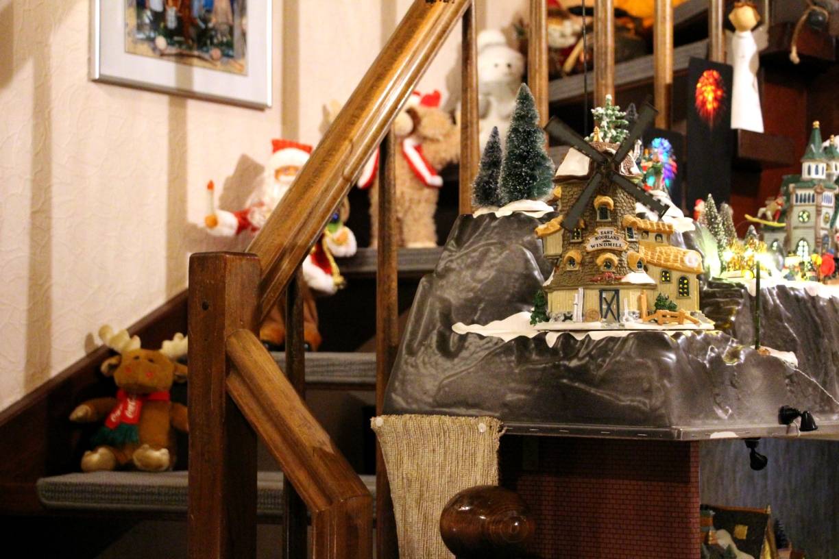 Hinter der Kommode bewachen Weihnachts-Plüschfiguren die Treppe. Und das Beste: Alle bewegen sich zu weihnachtlicher Musik.