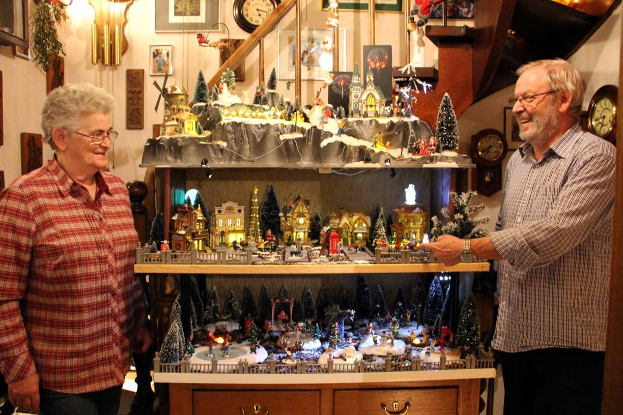  Kornelia und Edmund Bolten mit ihrem „Miniatur-Weihnachtsdorf“. 