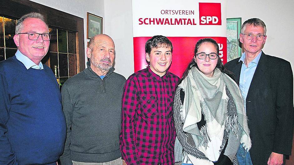 Der SPD-Bundestagsabgeordnete Udo Schiefner, der Vorsitzende der Gemeinderats-Fraktion Hermann-Josef Welters, Philipp Lourenco, Jenny Lourenco und der Ortsvereins-Vorsitzende Dr. Marco Kuhn.