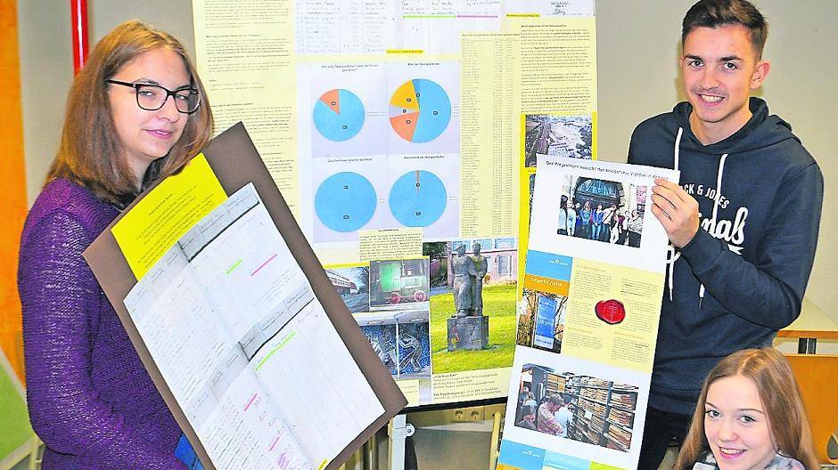 Die Schüler Sarah Kaffill (l.), Jaqueline André und Thorsten Tack forschten über die Zwangsarbeit in Nettetal.