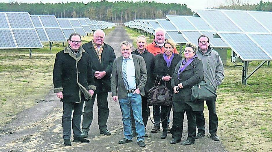  Eine Delegation der Krefelder CDU unter Leitung von Ratsherrn Timo Kühn (links) beim Besuch des Solarparks der Firma Loscon in Beeskow. 