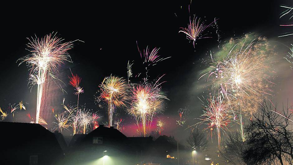 Silvesterfeuerwerk in Oppum: Während in Krefeld geböllert wurde, hatten Polizei, Feuerwehr und Einbrecher gut zu tun.