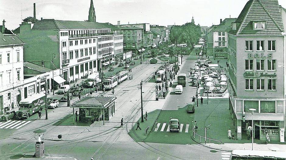 Der Ostwall verändert sich gewaltig. Diese Aufnahme stammt von 1955. Der Fotograf suchte sich als Position den alten Krefelder Hof aus - heute steht dort das Ostwall-Carrée mit Primark. Archiv: Andreas Storz