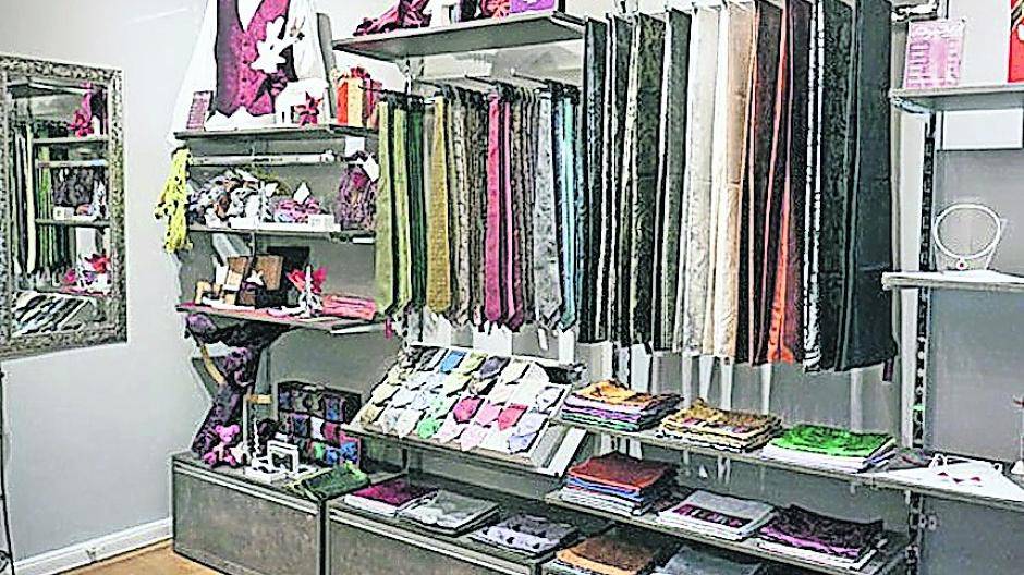 Im Haus der Seidenkultur gibt es Geschenke mit Krefelder Lokalkolorit.