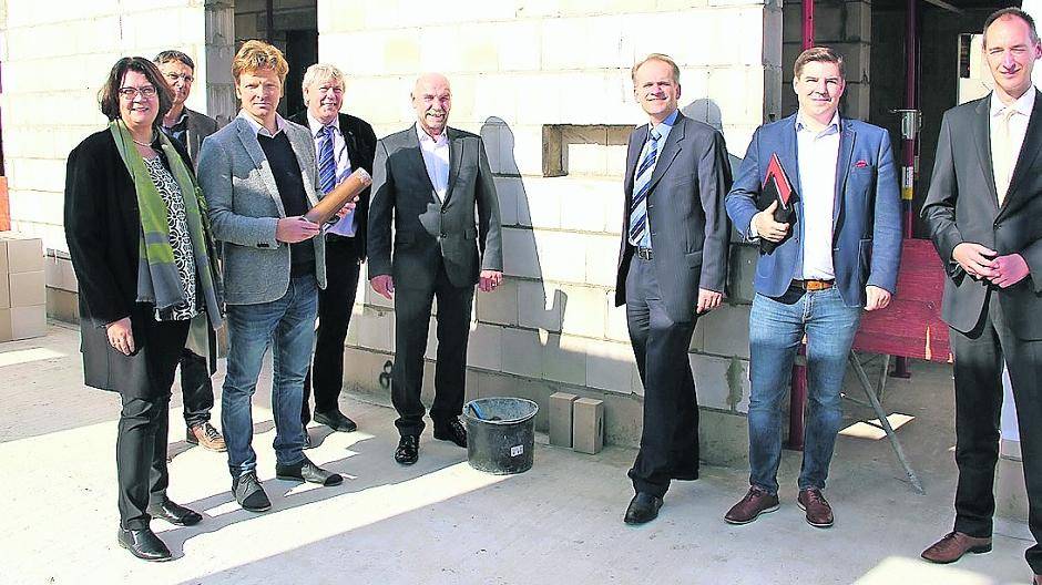  Der Grundstein für die LVR-Tagesklinik am Sassenfelder Kirchweg in Lobberich ist gelegt (von links): Dorothee Enbergs, Vorstandvorsitzende LVR, Architekt Markus Hamacher, Jens Janissen, Uwe SchummerMdB, Hans Wilhelm Janissen, Bürgermeister Christian Wagner, Bernd Schorin (Immobilien Schorin) und Jürgen Heidel (Eigentümer). 