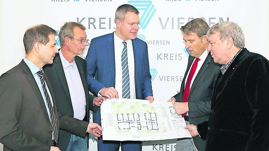 Freuen sich, dass das Gruppenwohnprojekt in Nettetal starten kann: (v.l.) Kreis-Baudezernent Andreas Budde, Lebenshilfe-Vorsitzender Wolfgang Reinsch, Landrat Dr. Andreas Coenen, Lebenshilfe-Geschäftsführer Michael Behrendt, Lebenshilfe-NRW-Vorsitzender Uwe Schummer.