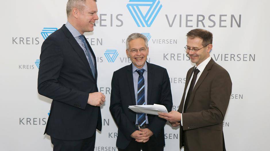  Freuen sich darüber, dass die kommunale Alttextilsammlung Geld in die Städte- und Gemeindekassen bringt: (v.l.) Landrat Dr. Andreas Coenen, Kempens Bürgermeister Volker Rübo und und der Umweltdezernent des Kreises, Andreas Budde. 